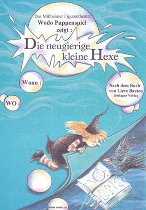 Hexe Lisbet schaut auf eine Buch, dass ein Rabe in seinen Krallen hält