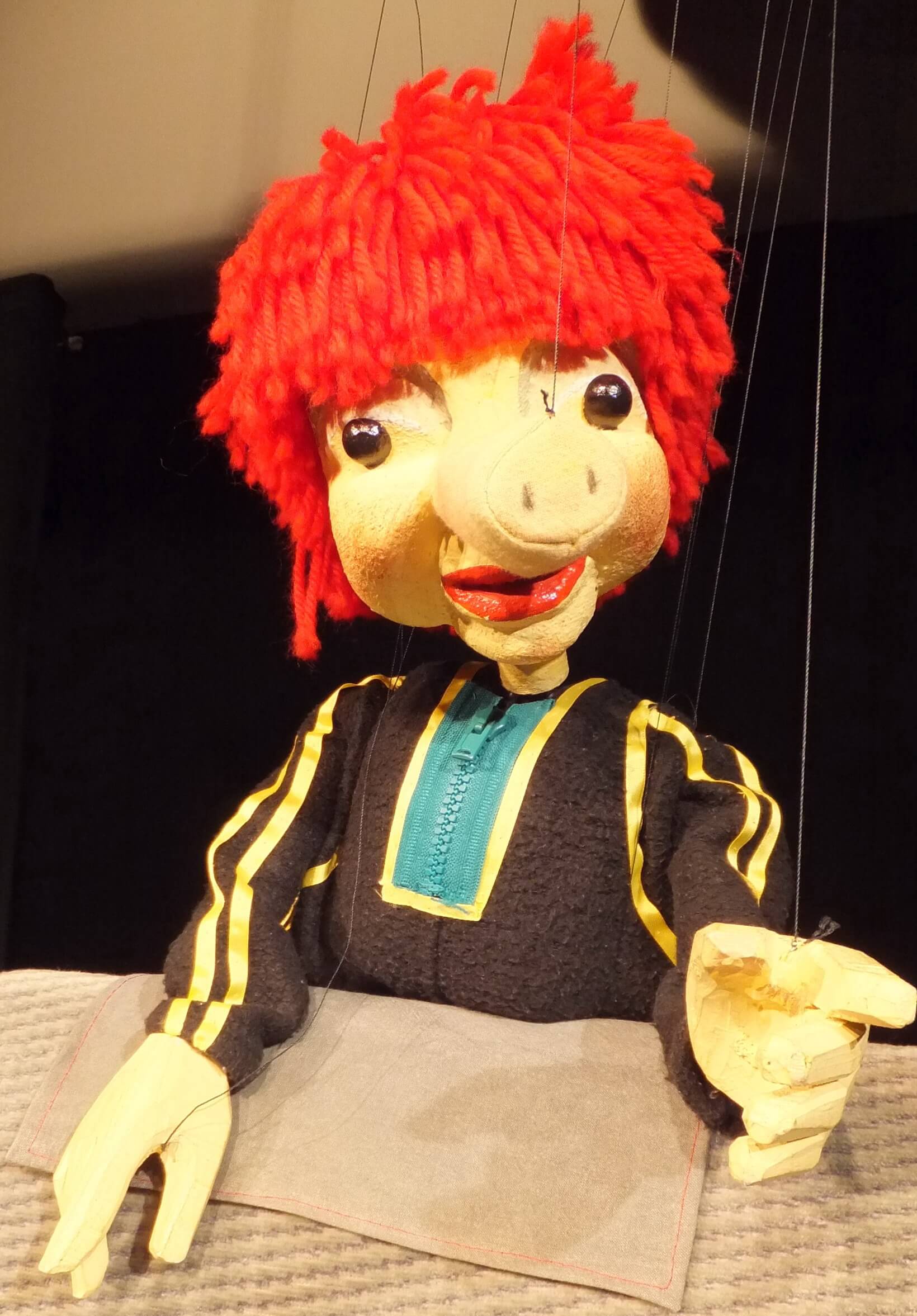 Foto: Großaufnahme vom Sams (Marionette), welches einen Taucheranzug trägt