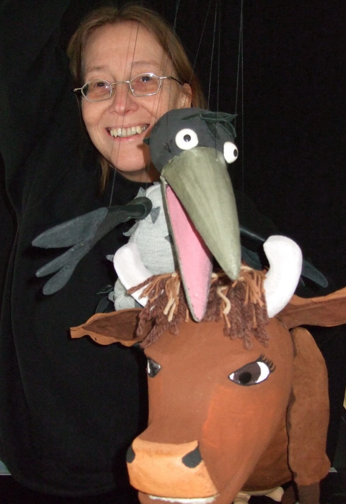 Foto: Großaufnahme: Puppenspielerin Doro Wellfonder mit der Krähe und mit Mama Muh