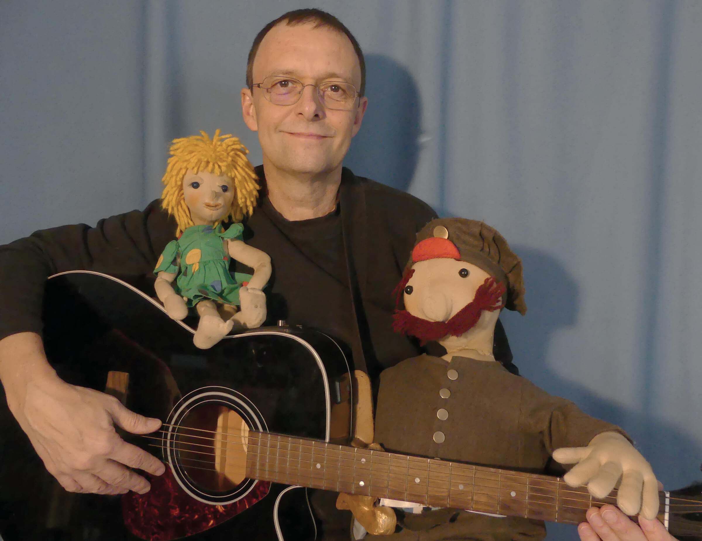 Foto: Katalinchen, Puppenspieler Wolfgang Kaup-Wellfonder mit Gitarre und Onkel Ruhe