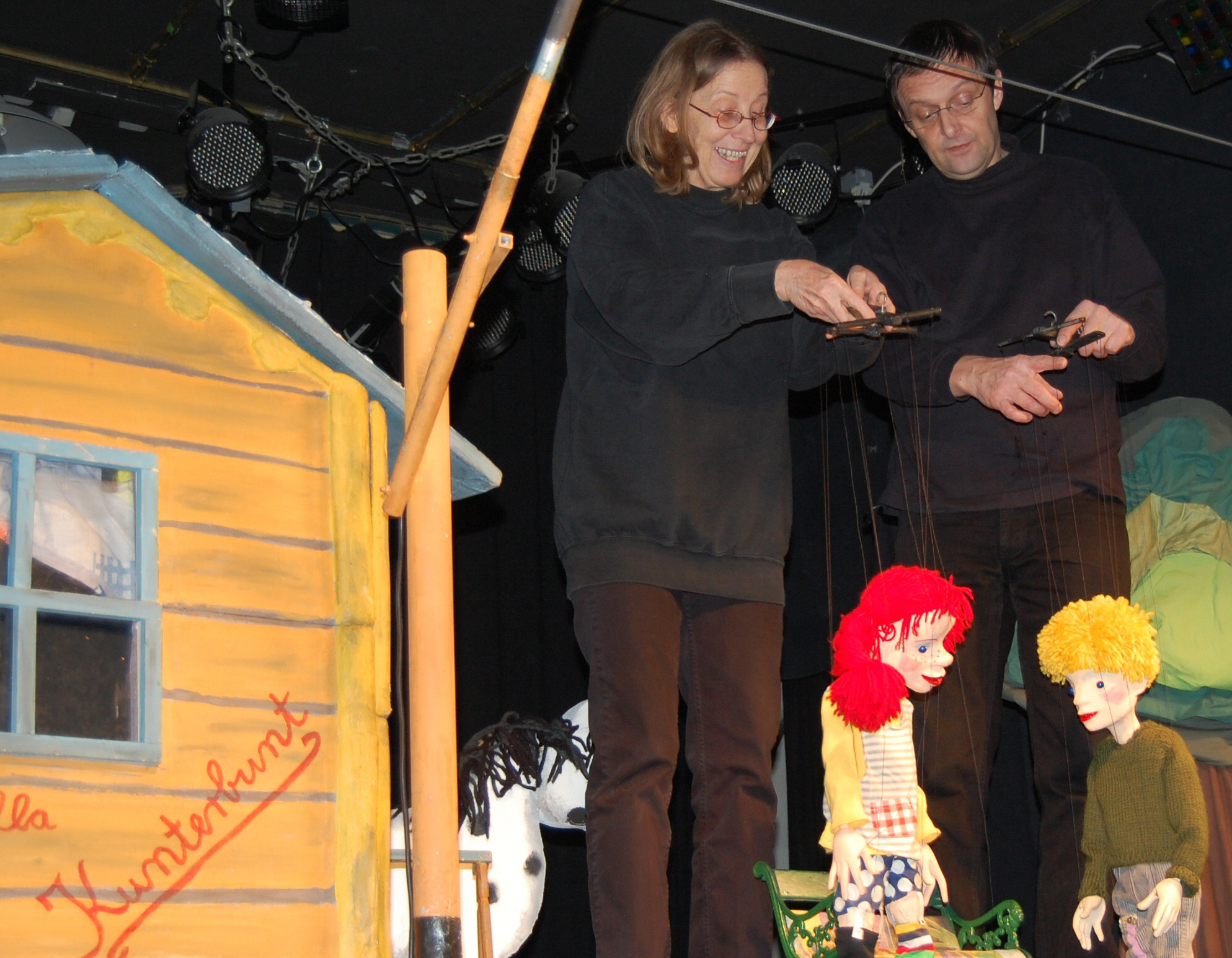 Foto während der Vorstellung: Doro Wellfonder und Wolfgang Kaup-Wellfonder spielen die Marionetten von Pippi Langstrumpf und Tommi auf der Bühne